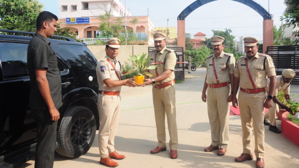 Narayanpet-SP-on-formation-day-1024x578 یوم سقوط حیدرآباد  کے موقع پر ایس پی مسٹڑ یوگیش گوتم نے ضلع پولیس دفتر میں قومی پرچم لہرایا.