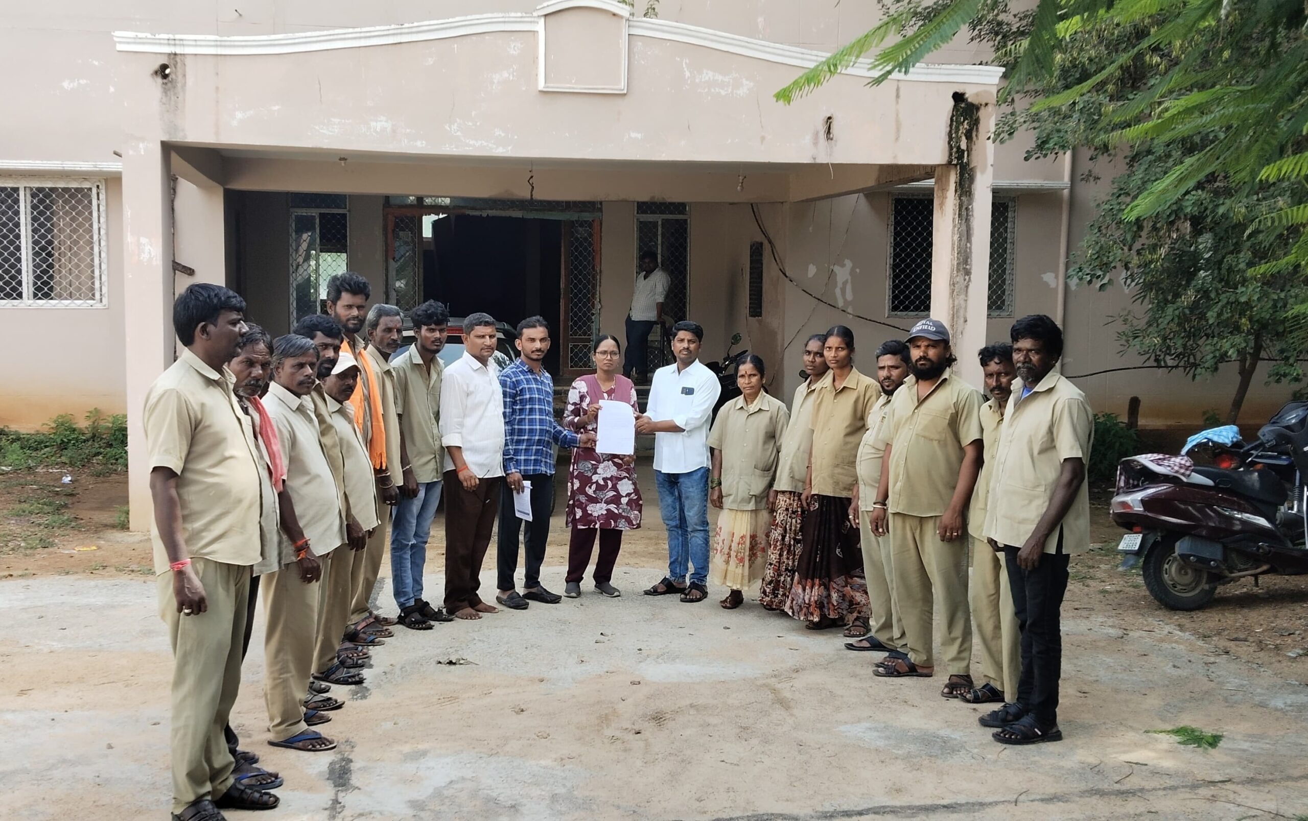 Demand for payment of outstanding salaries of Dhanora Mandal Panchayat workers