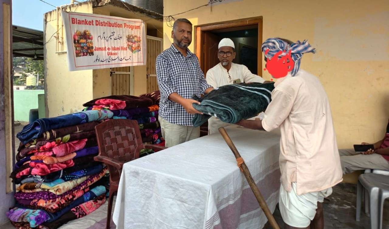 Distribution of blankets by Jamaat-e-Islami Hind in Otkur