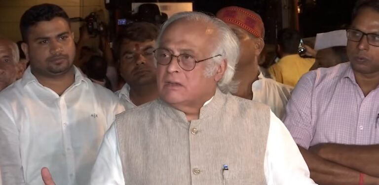 جئے رام رامیش میڈیا نمائندوں سے بات کرتے ہوئے